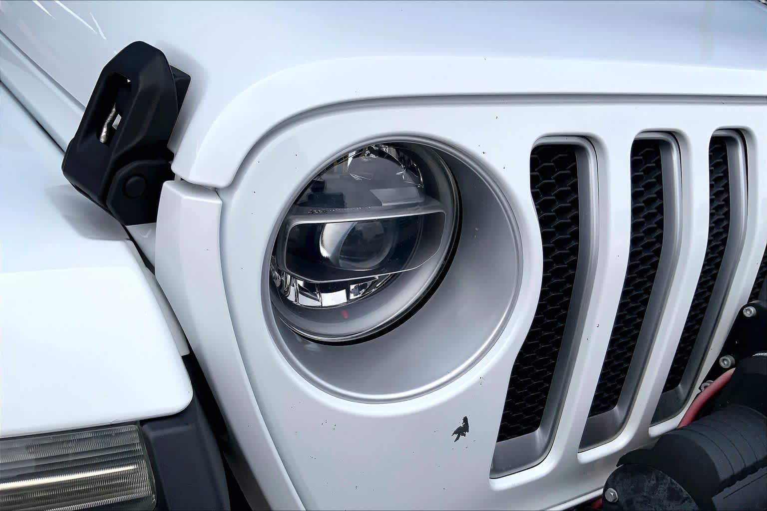 Used 2018 Bright White Clearcoat Jeep Sahara image 28