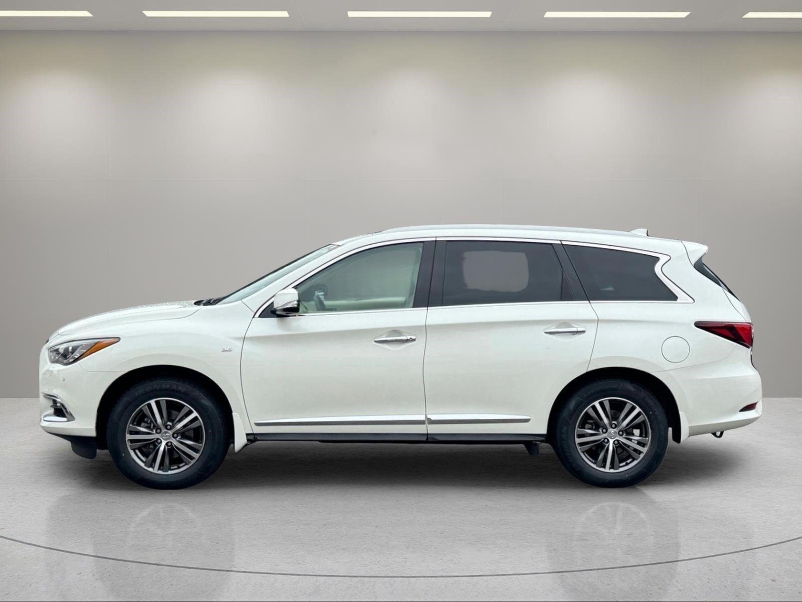 Used 2020 Majestic White INFINITI LUXE image 2