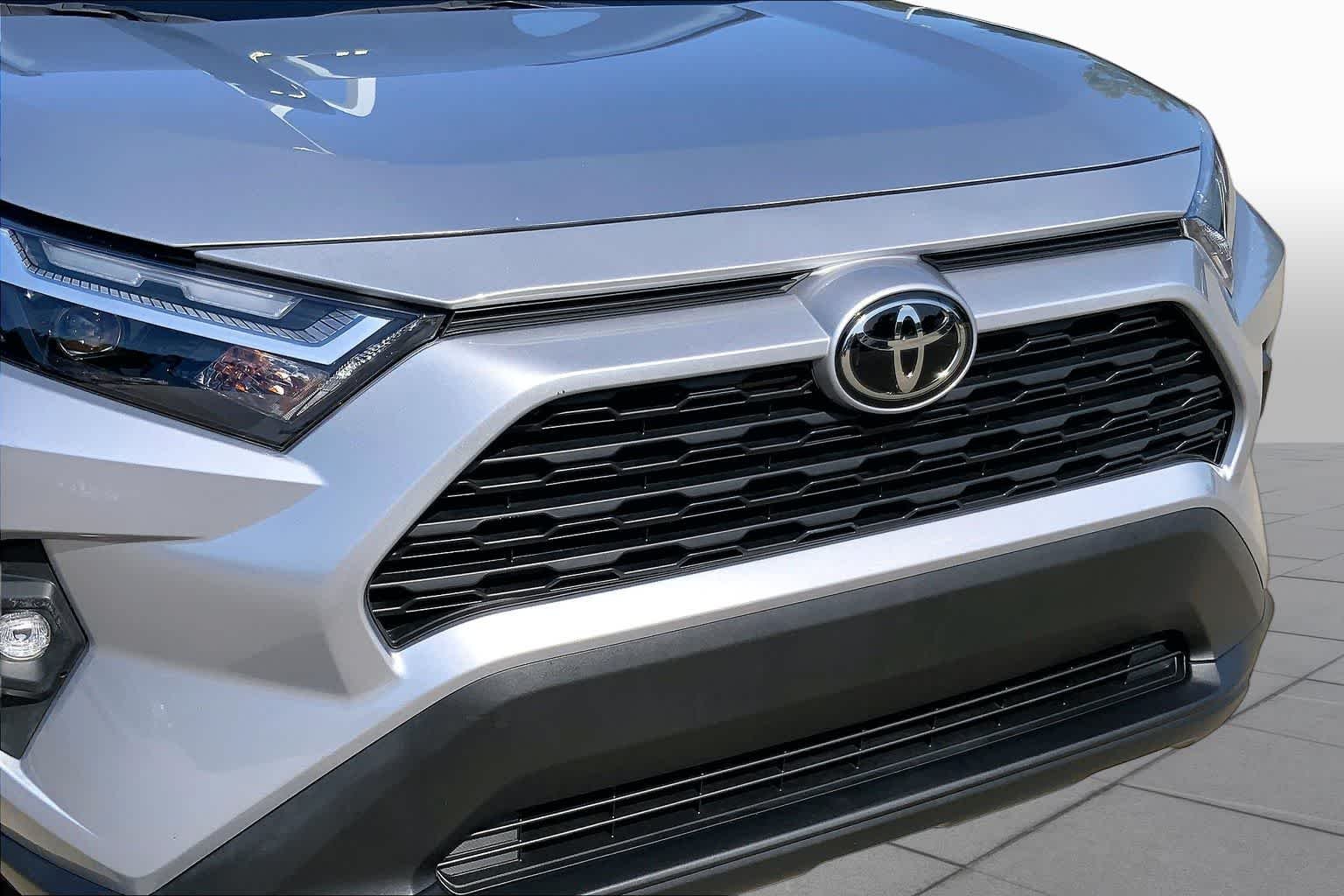 Used 2024 Silver Sky Metallic Toyota XLE Premium image 31