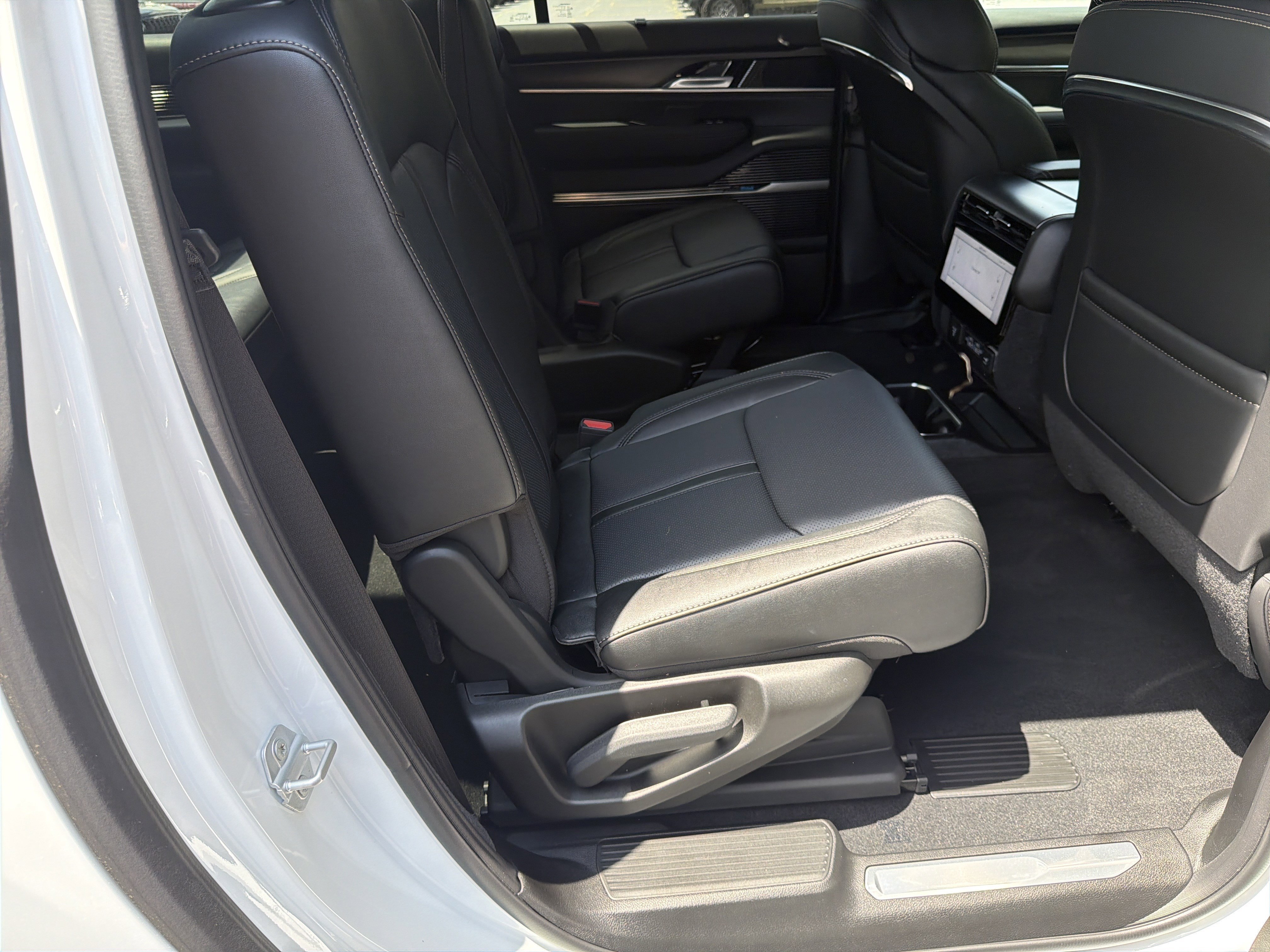 New 2026 Bright White Clear-Coat Exterior Paint Jeep Summit Obsidian image 18
