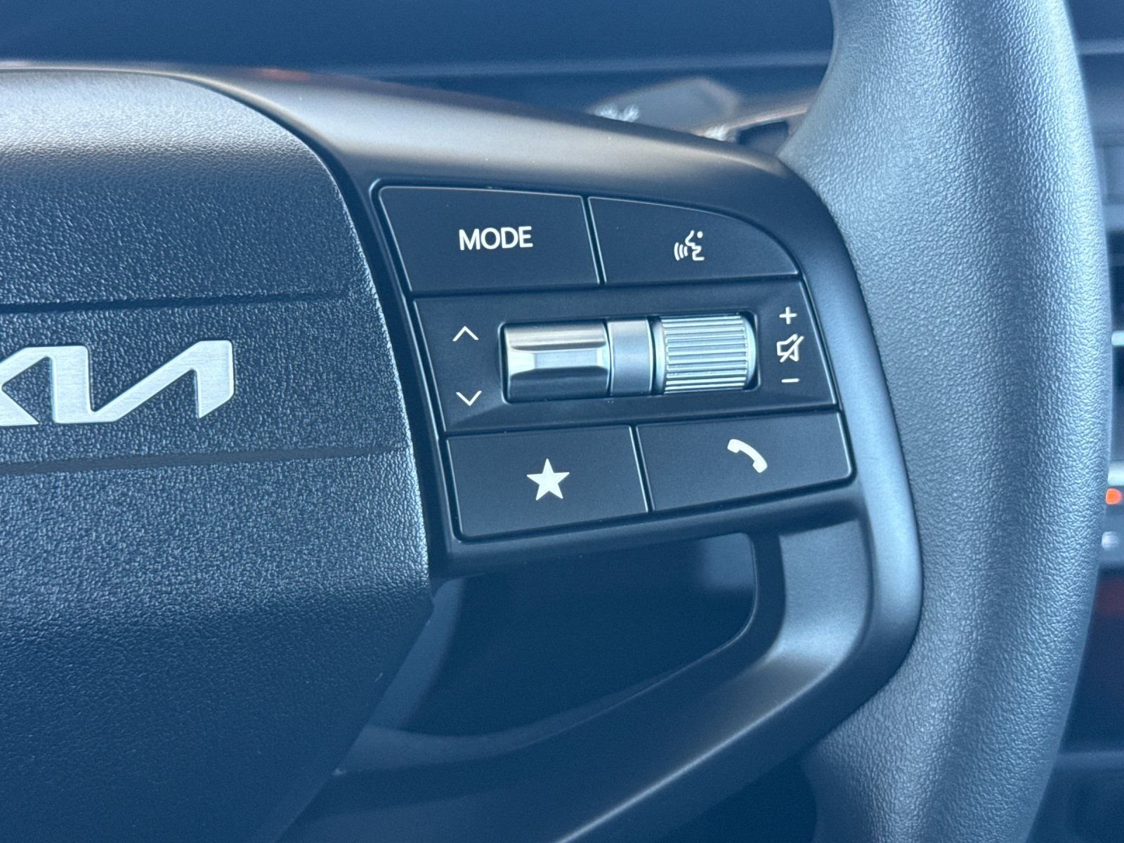 New 2026 Snow White Pearl Kia LXS image 26