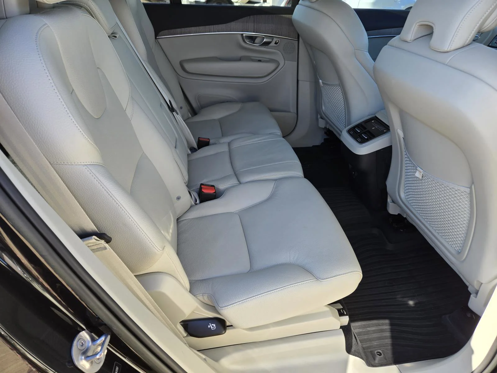 Certified Used 2023 Onyx Black Metallic Volvo Plus image 28