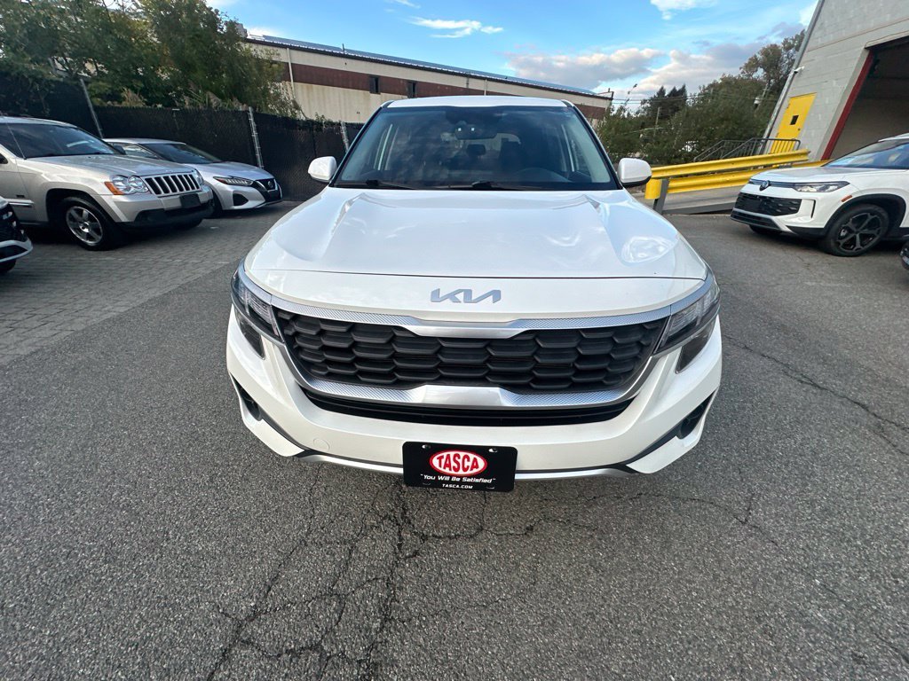 Used 2023 White Kia LX image 7