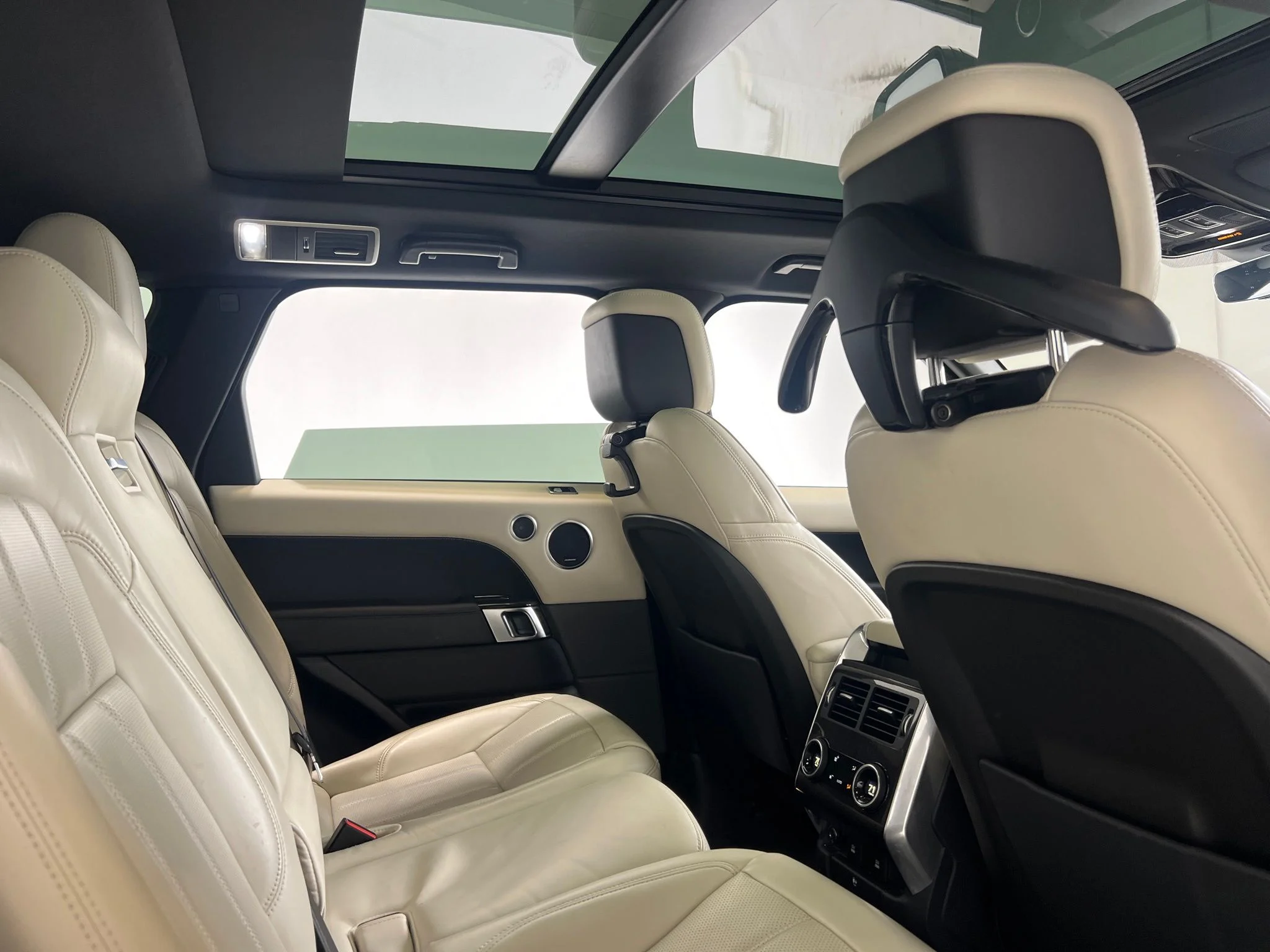 Used 2021  Land Rover HSE Silver Edition image 22
