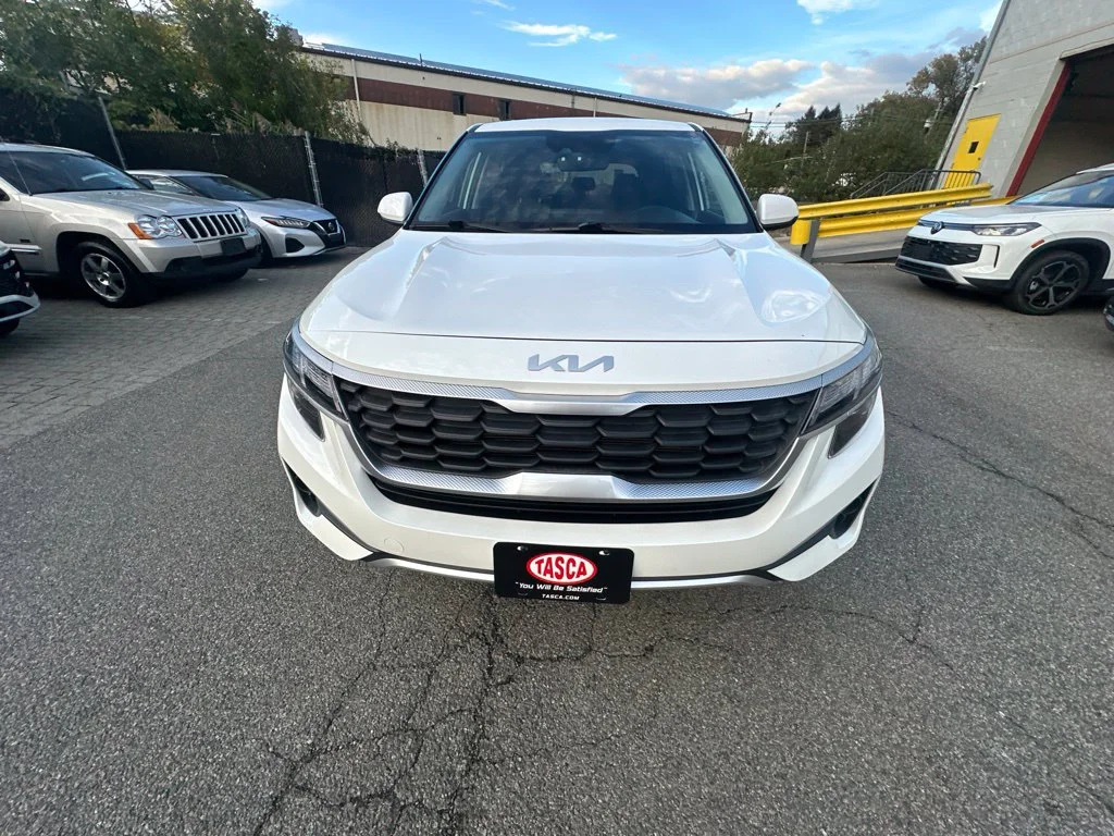 Used 2023 White Kia LX image 7