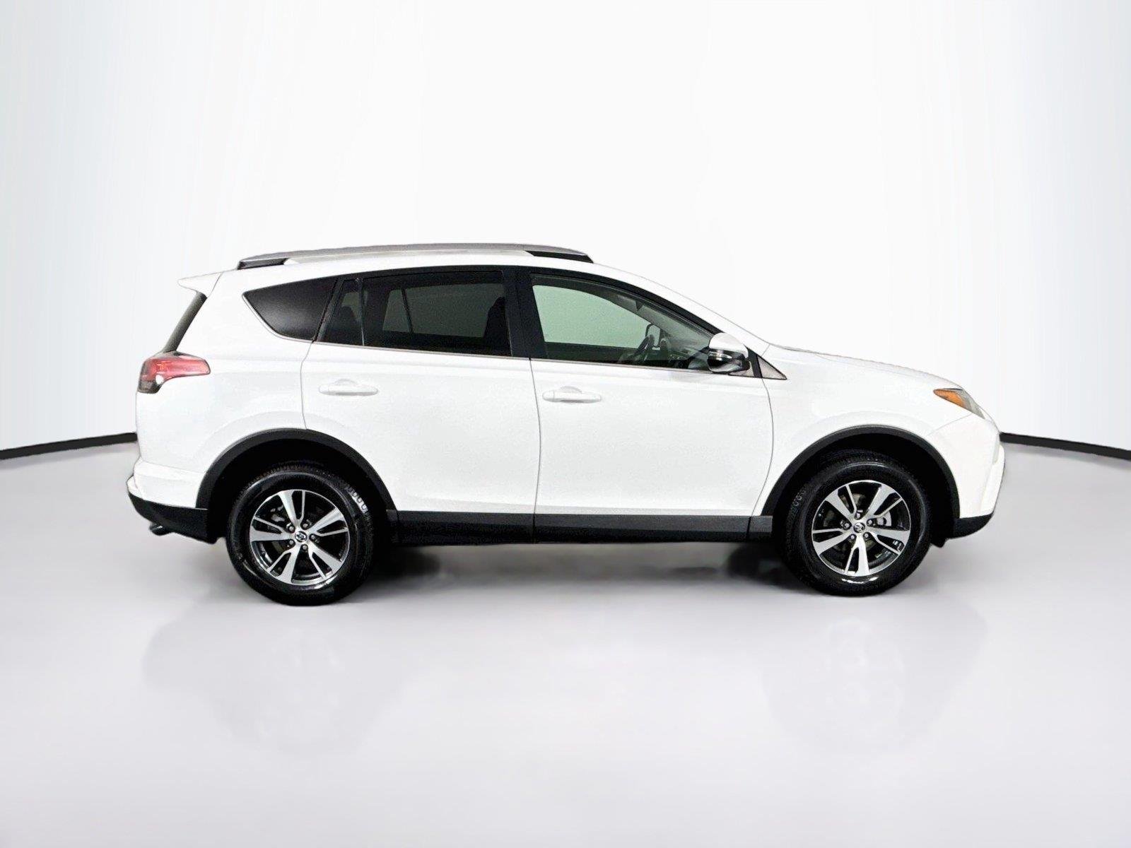 Used 2018 Super White Toyota XLE image 9