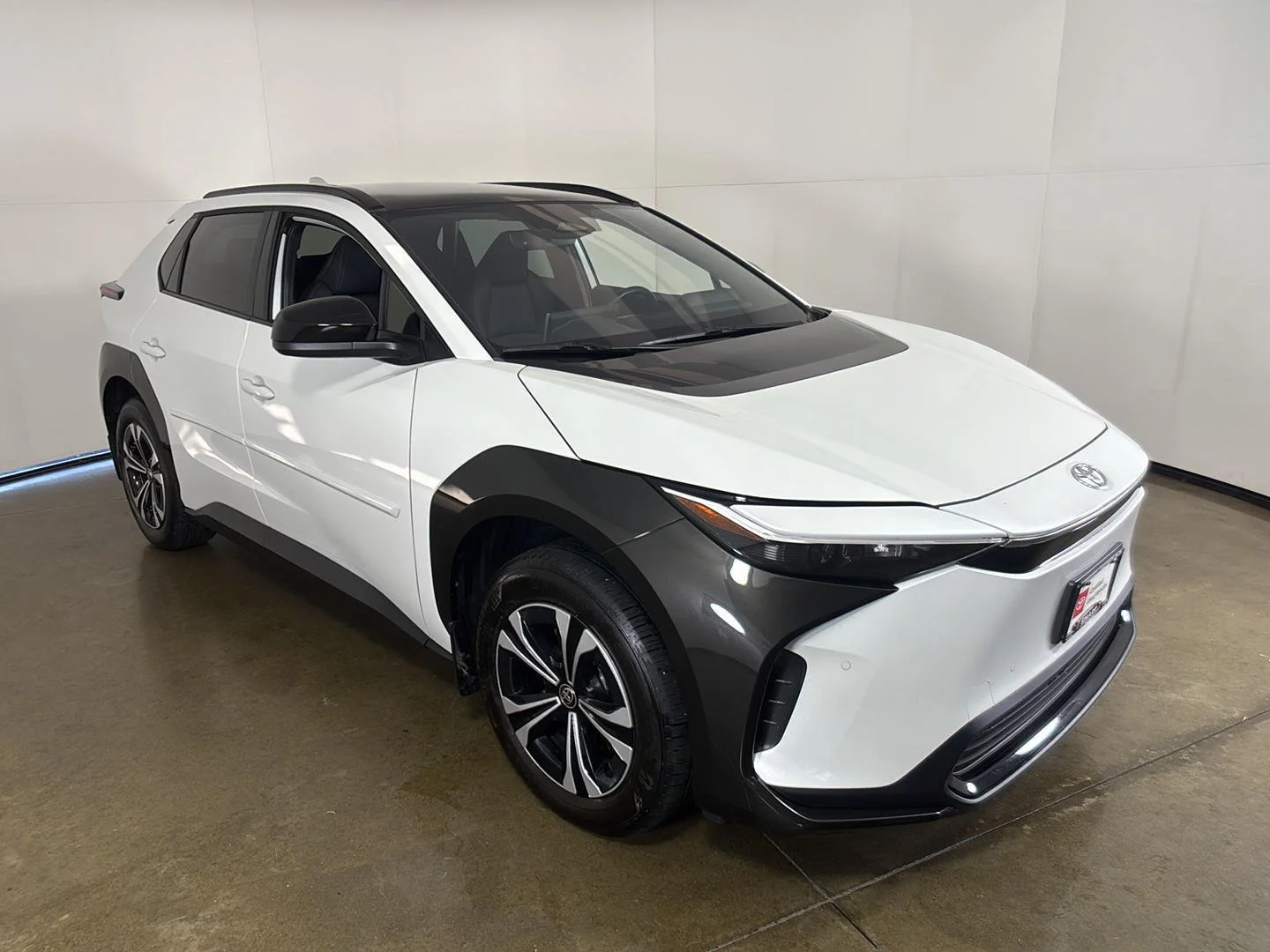 Used 2023 Wind Chill Pearl Toyota XLE image 8