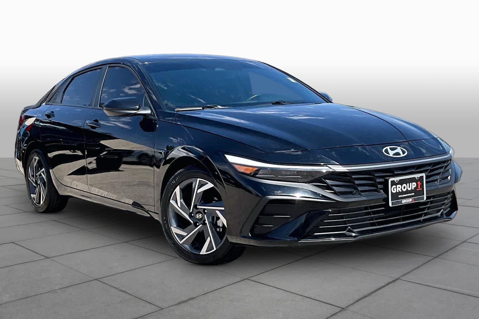 Used 2025 Abyss Black Hyundai SEL Sport image 3