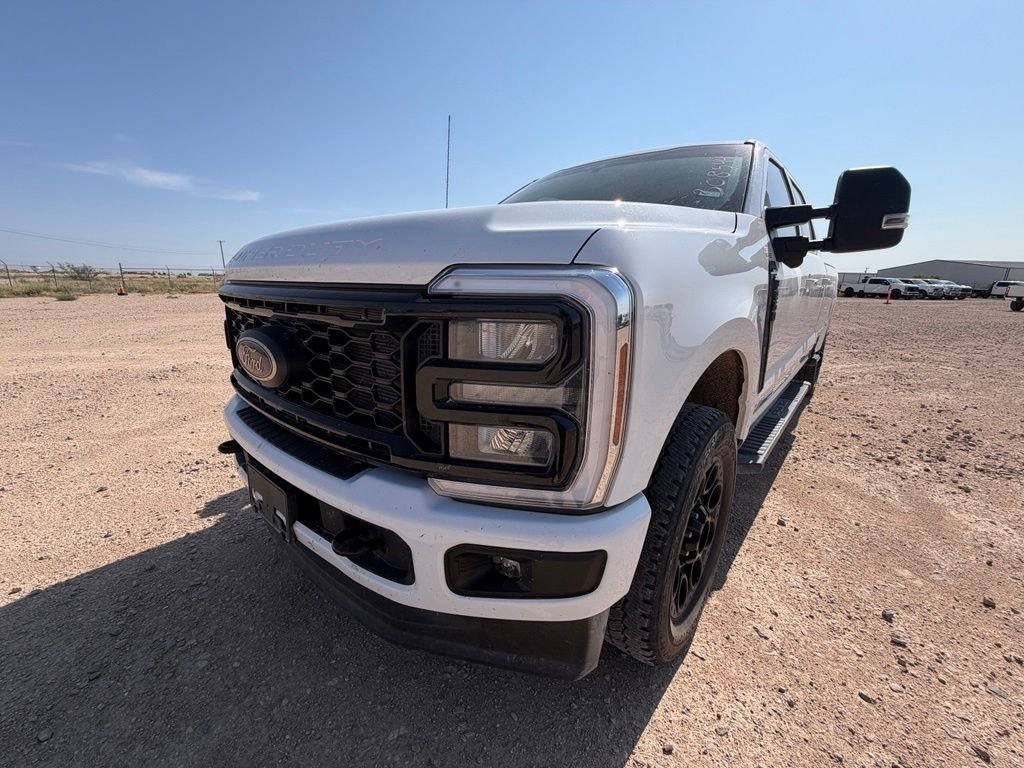 Used 2025 Oxford White Ford XLT image 2