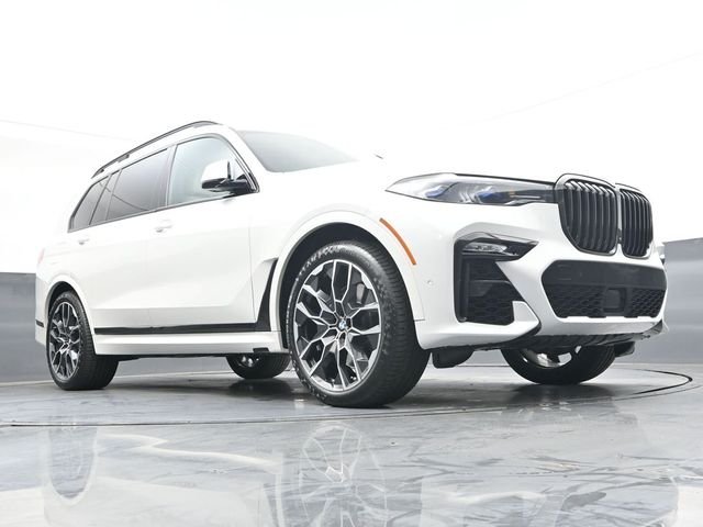 Used 2021 White BMW M50i image 29