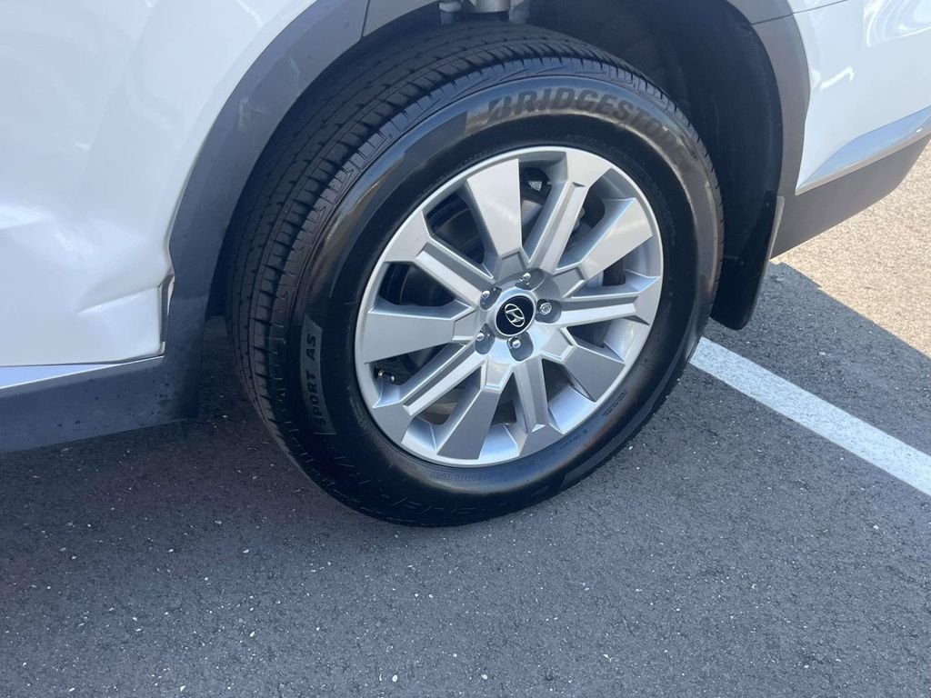 Used 2025 White Hyundai SEL image 8