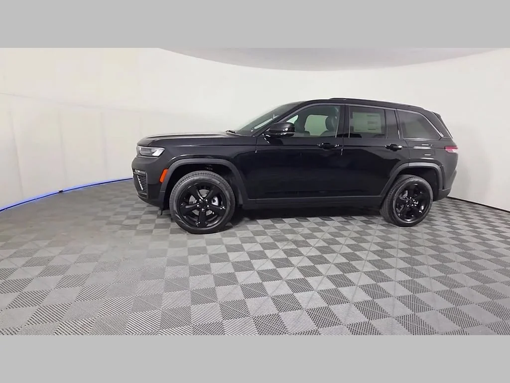 New 2026 Diamond Black Crystal Pearl-Coat Exterior Paint Jeep Limited image 32