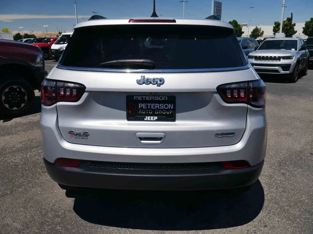Used 2024 Silver Jeep Latitude image 18