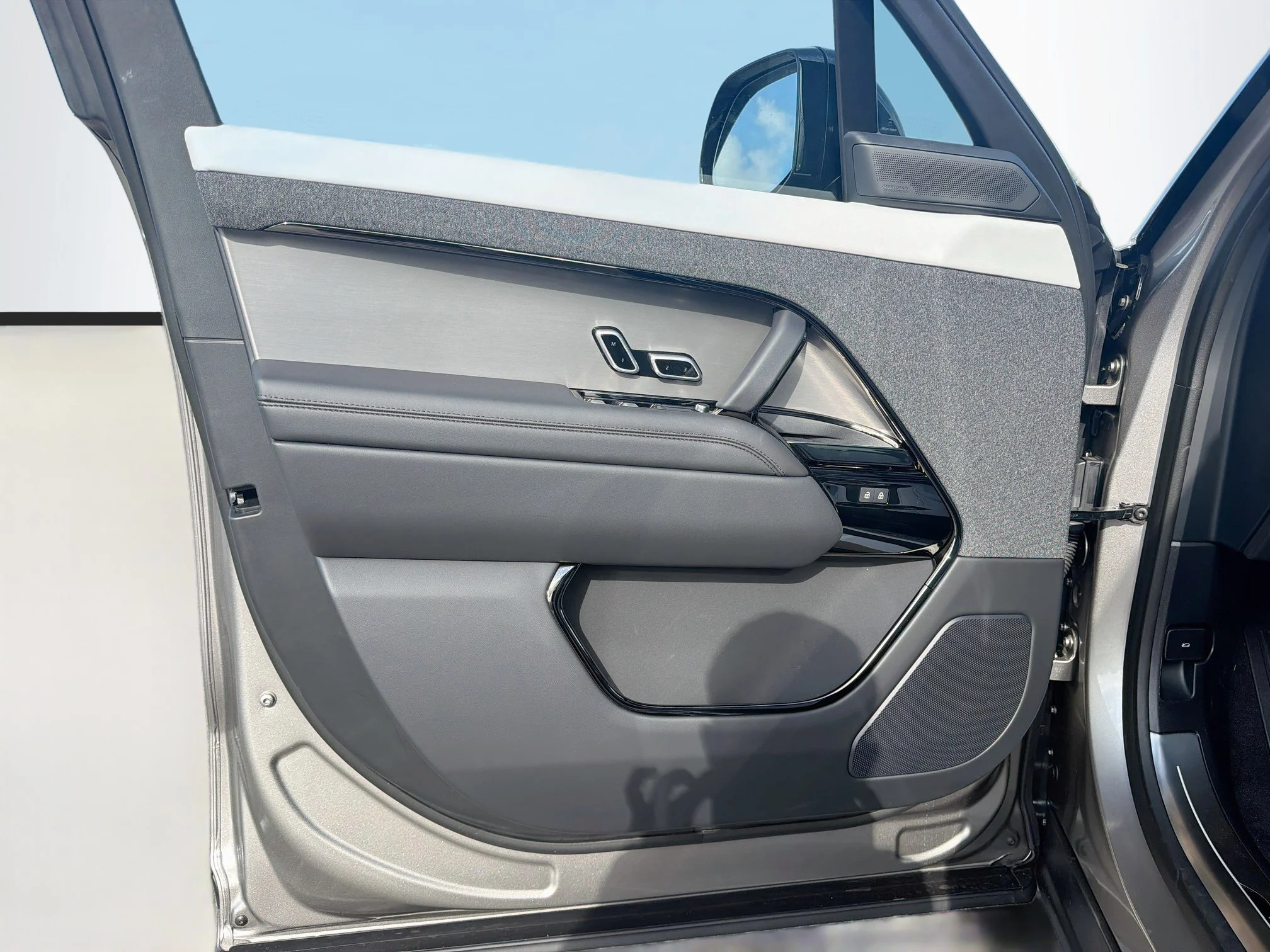New 2026 Flux Silver Ultra Mettalic Gloss Land Rover Dynamic SE image 23