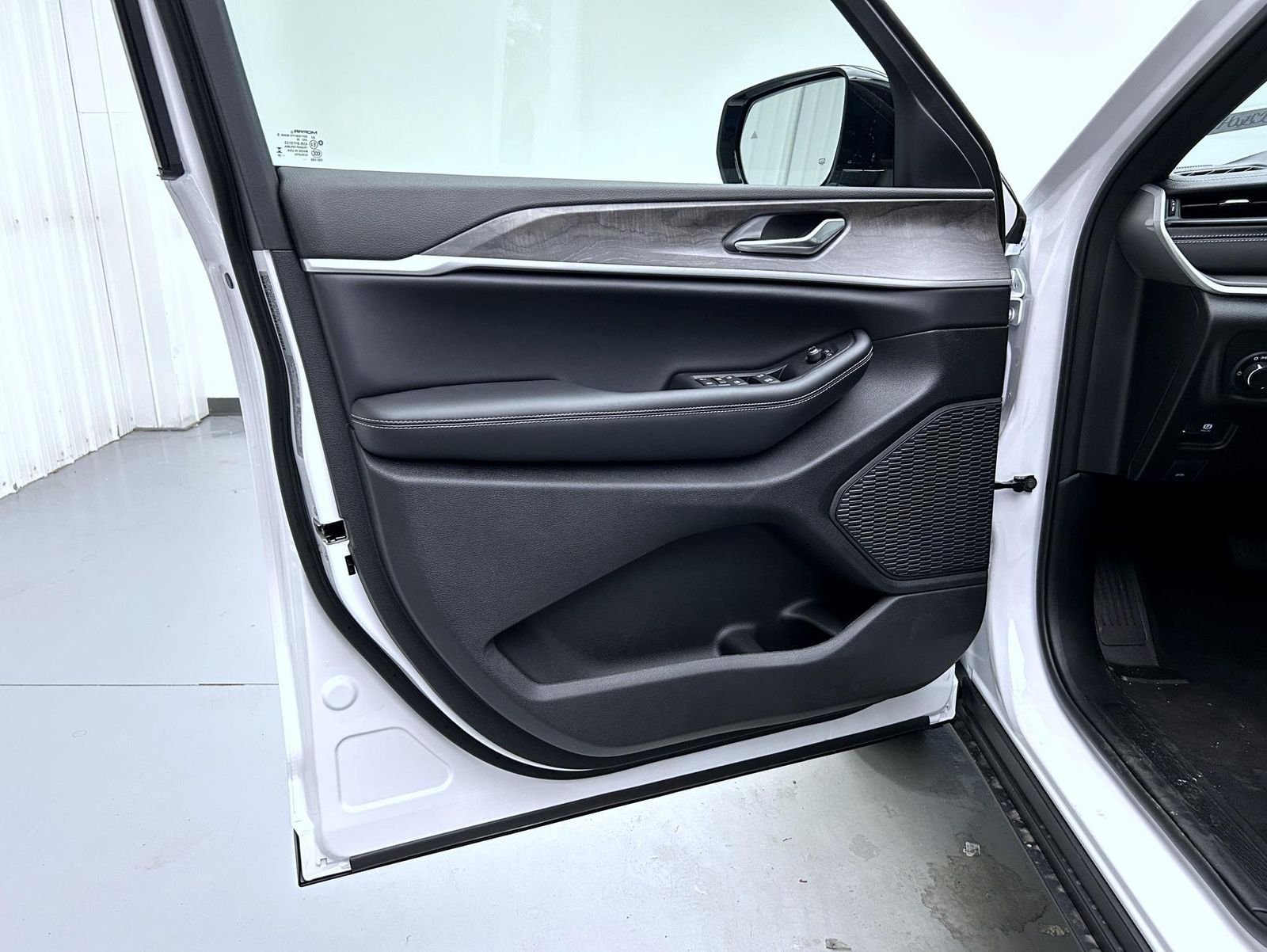 New 2026 Bright White Clear-Coat Exterior Paint Jeep Altitude image 9