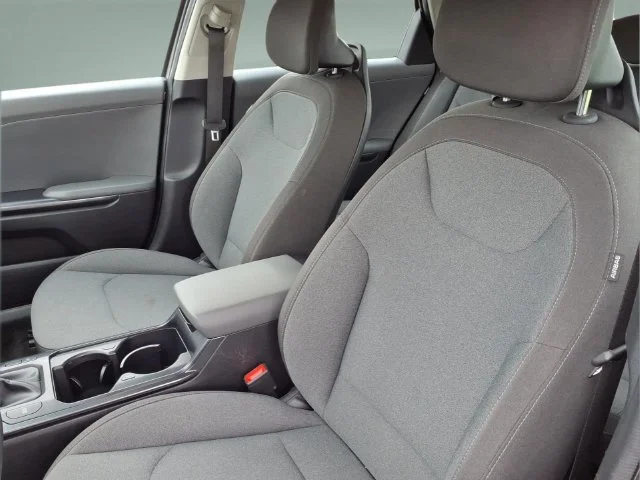 2025 Kia K4 LXS - Photo 12