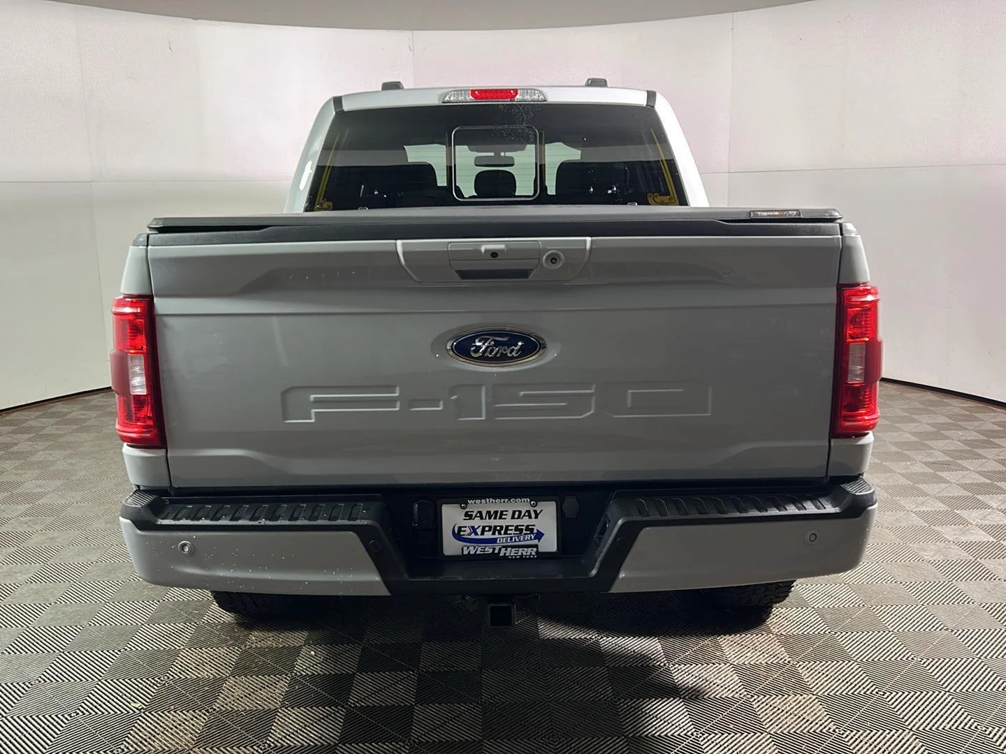 Used 2023 Avalanche Gray Ford XLT image 7