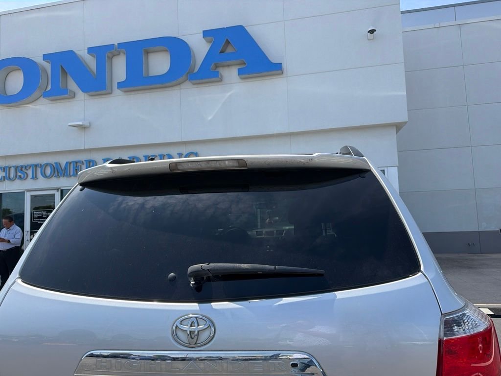 Used 2013 Classic Silver Metallic Toyota Limited image 5