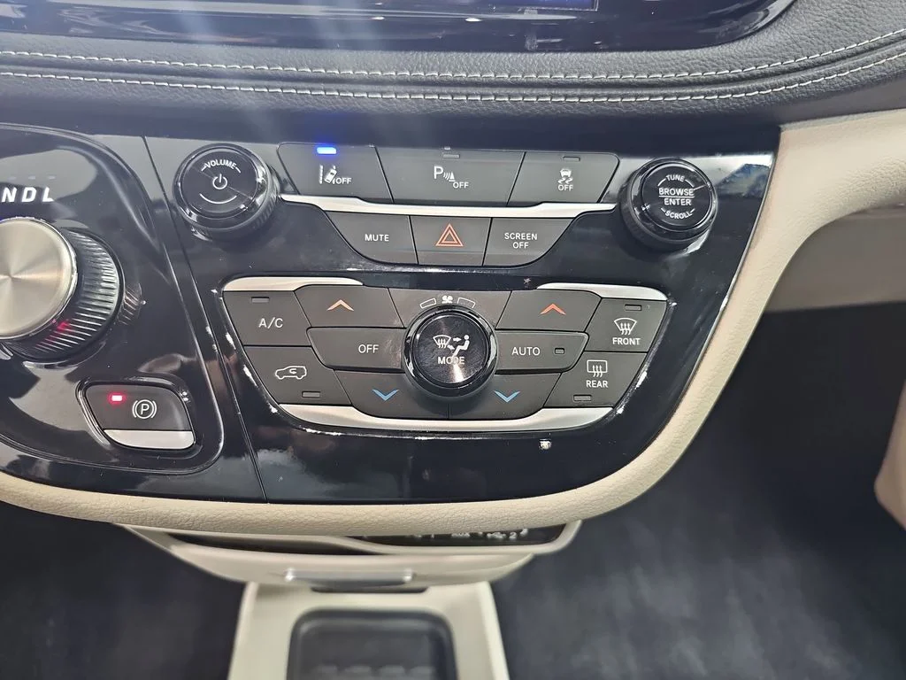 2023 Chrysler Pacifica Hybrid Touring L - Photo 29