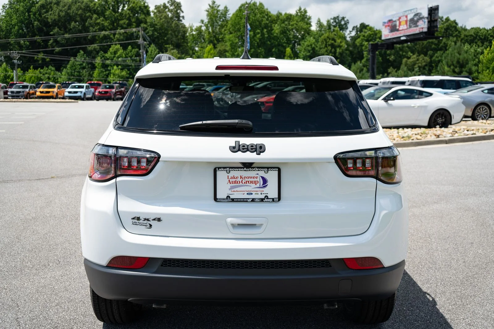 New 2026 Bright White Clearcoat Jeep Latitude image 8