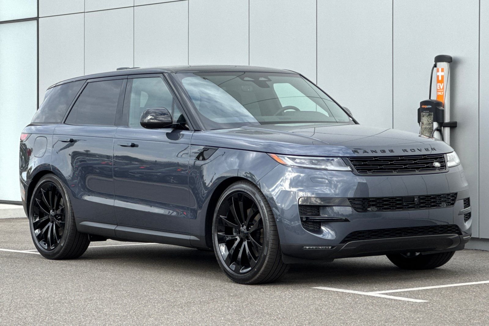 New 2026 Varesine Blue Land Rover SE image 7