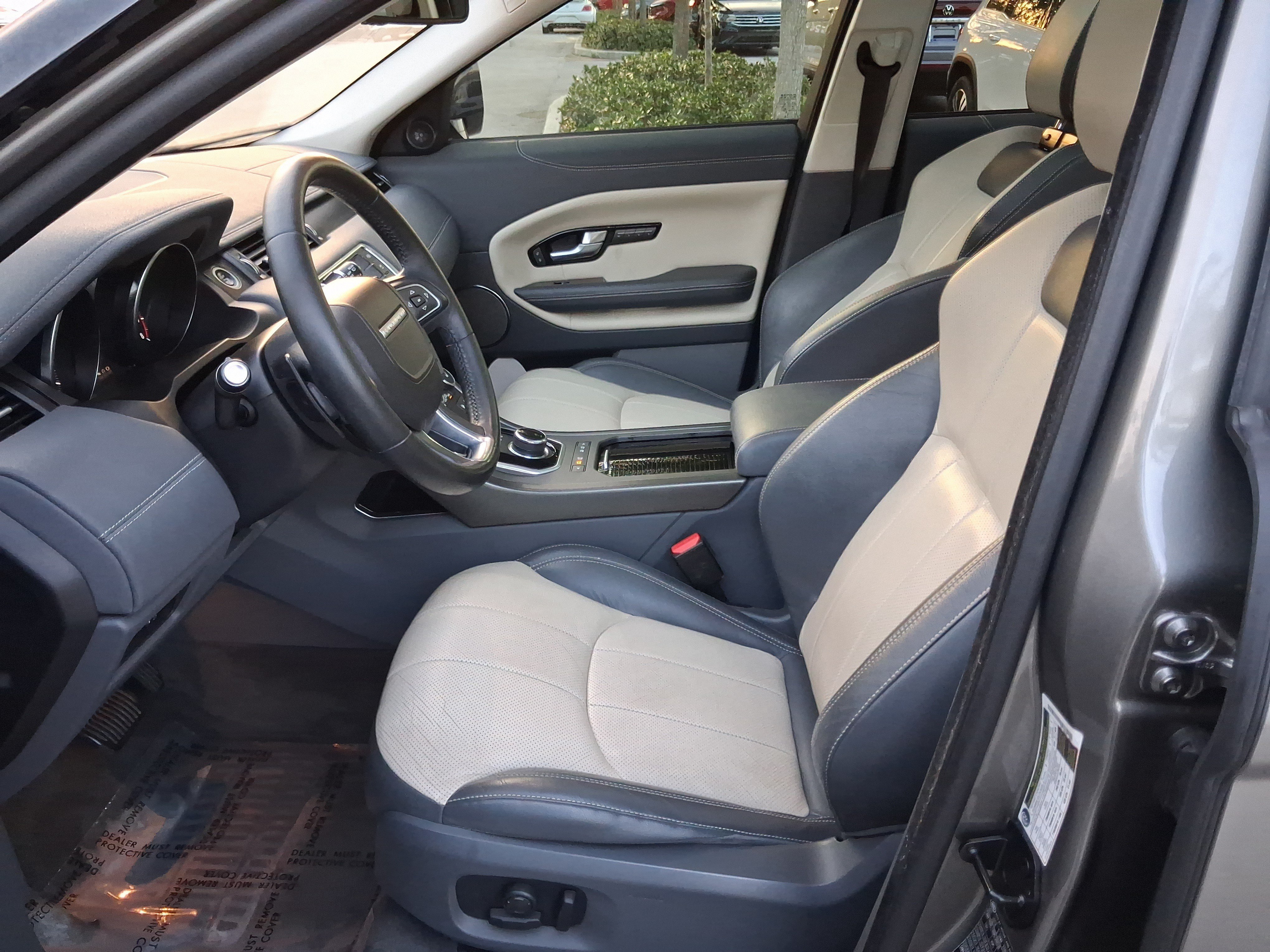 Used 2019  Land Rover SE image 14
