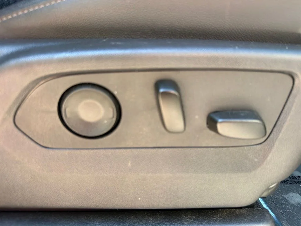 Used 2025 Silver GMC SLT image 31