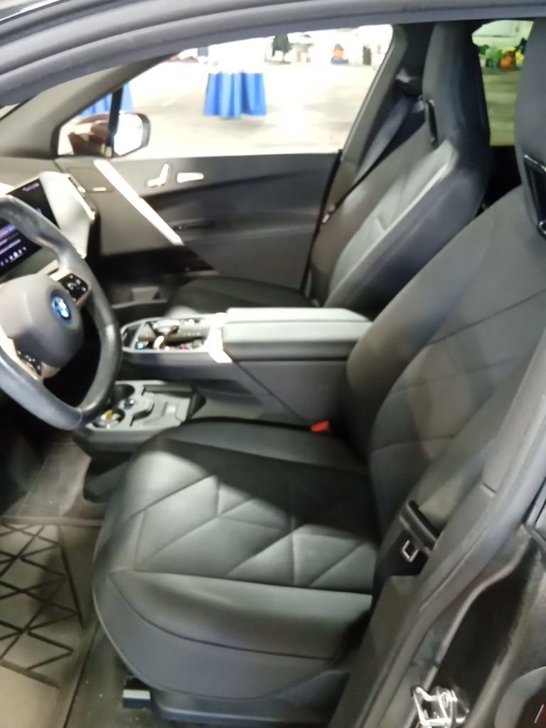 Used 2024 Red BMW xDrive50 image 9