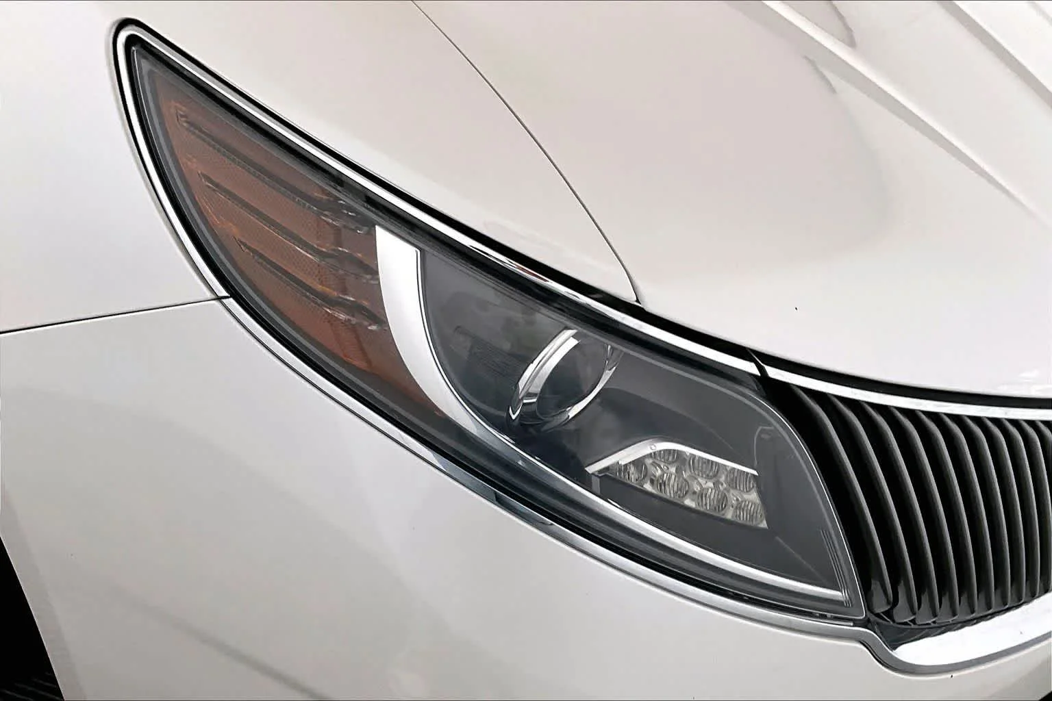 Used 2014 White Platinum Metallic Tri-Coat Lincoln  image 27