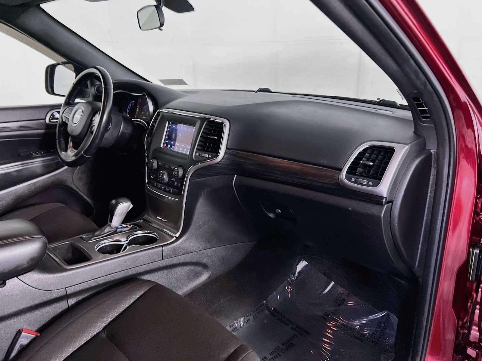 Used 2021 Velvet Red Pearlcoat Jeep Laredo E image 28