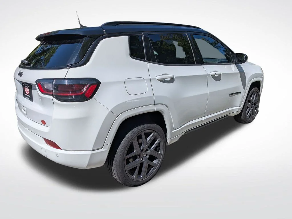 Used 2024 White Jeep Limited image 3