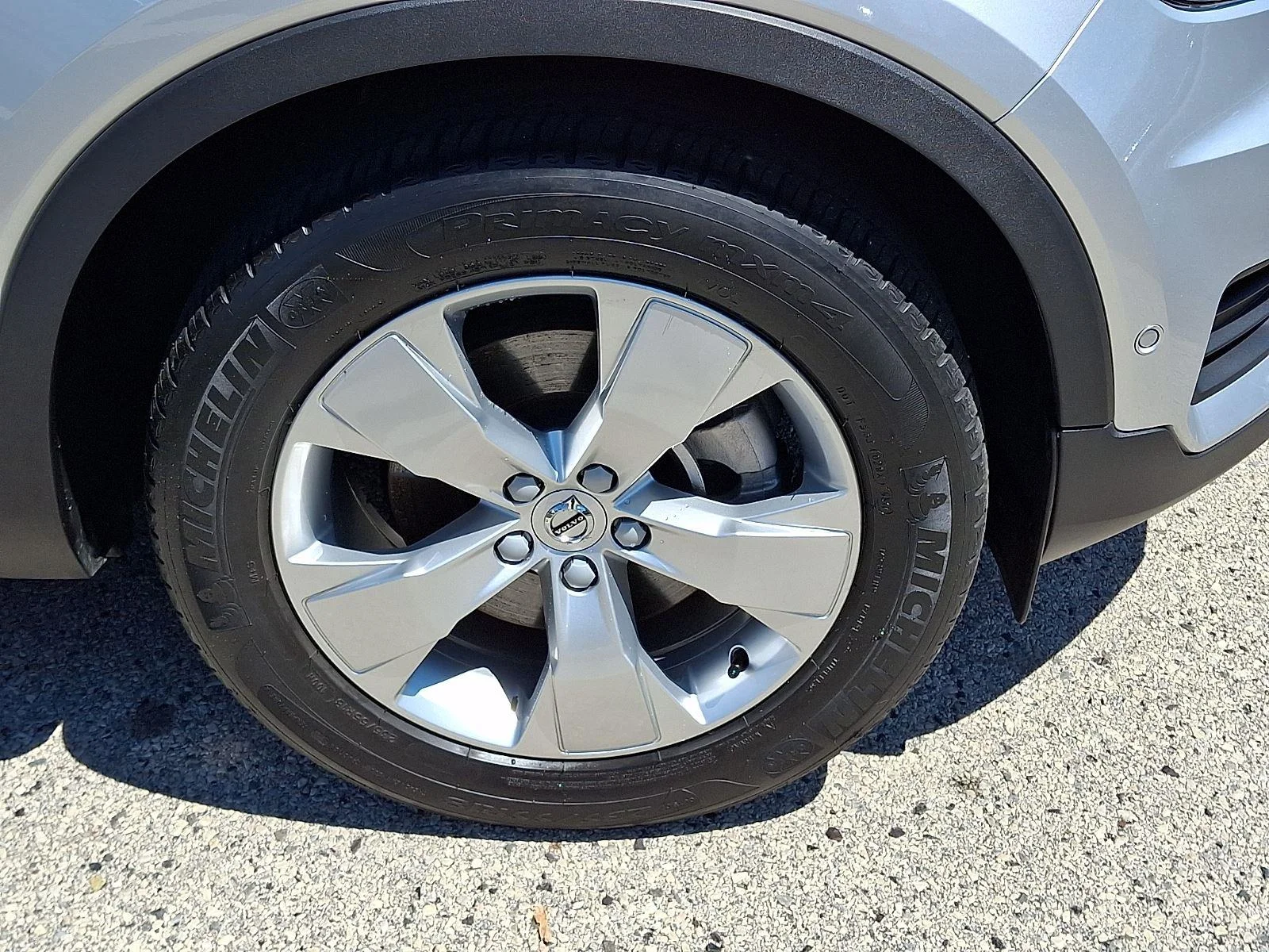 Used 2019 Bright Silver Metallic Volvo Momentum image 8