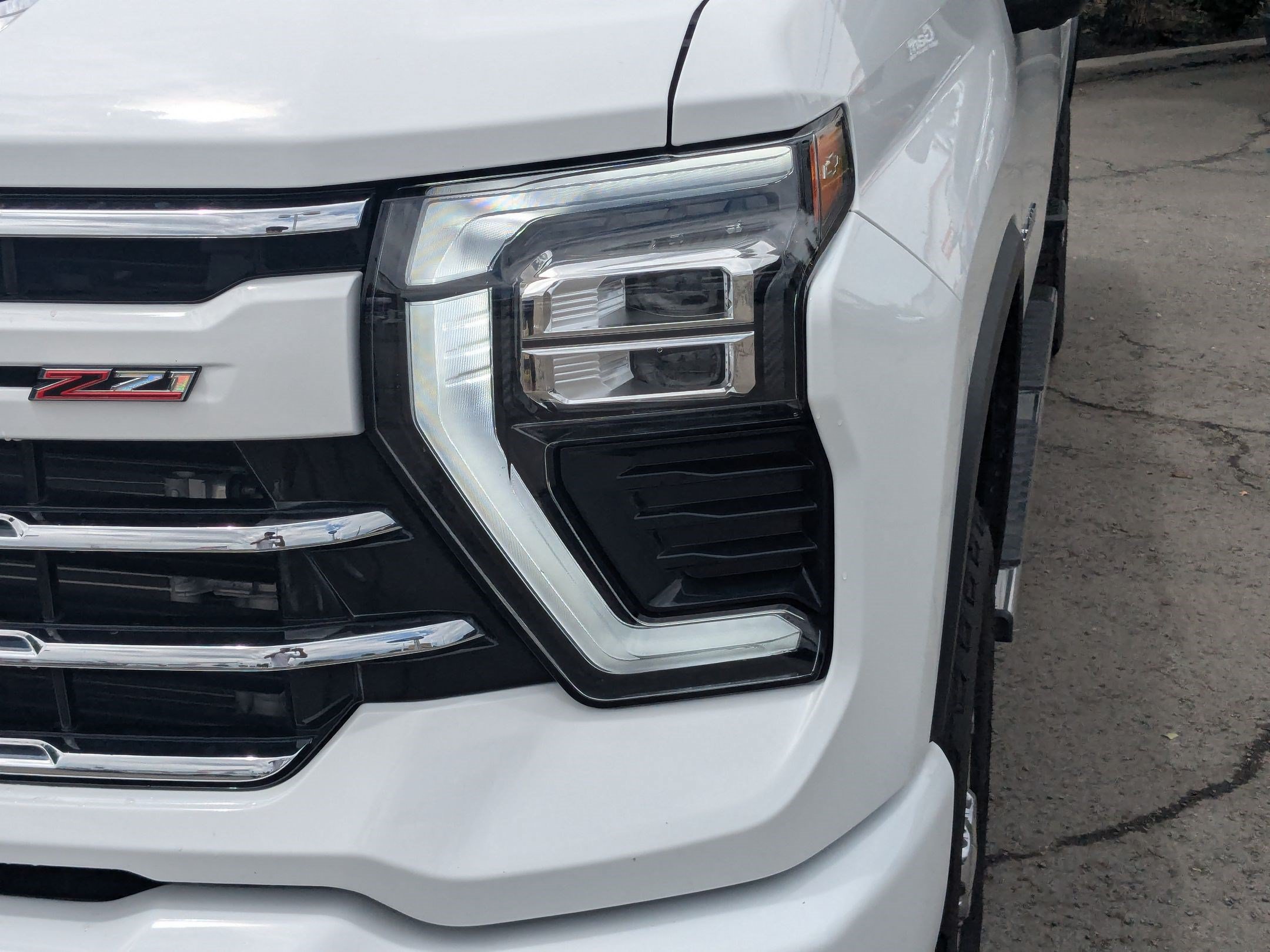 Used 2025 Summit White Chevrolet LT image 12