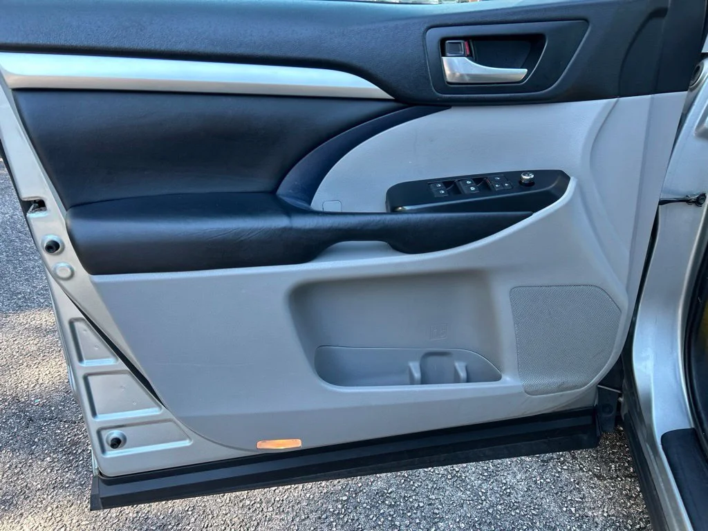 Used 2019 Silver Toyota XLE image 12