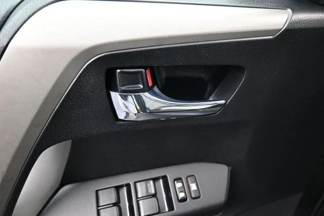 Used 2018 Gray Toyota XLE image 19