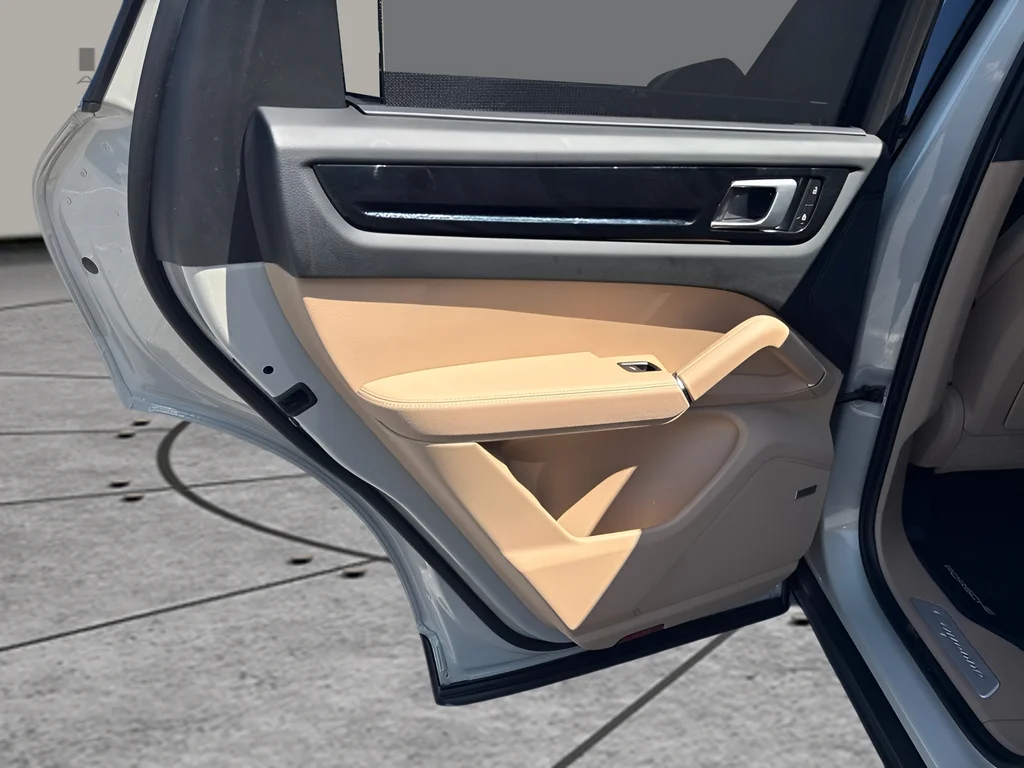 Used 2022  Porsche Base image 29