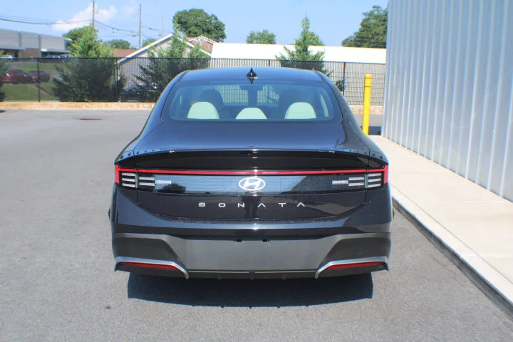Used 2025 Carbon Blue Hyundai SE image 15