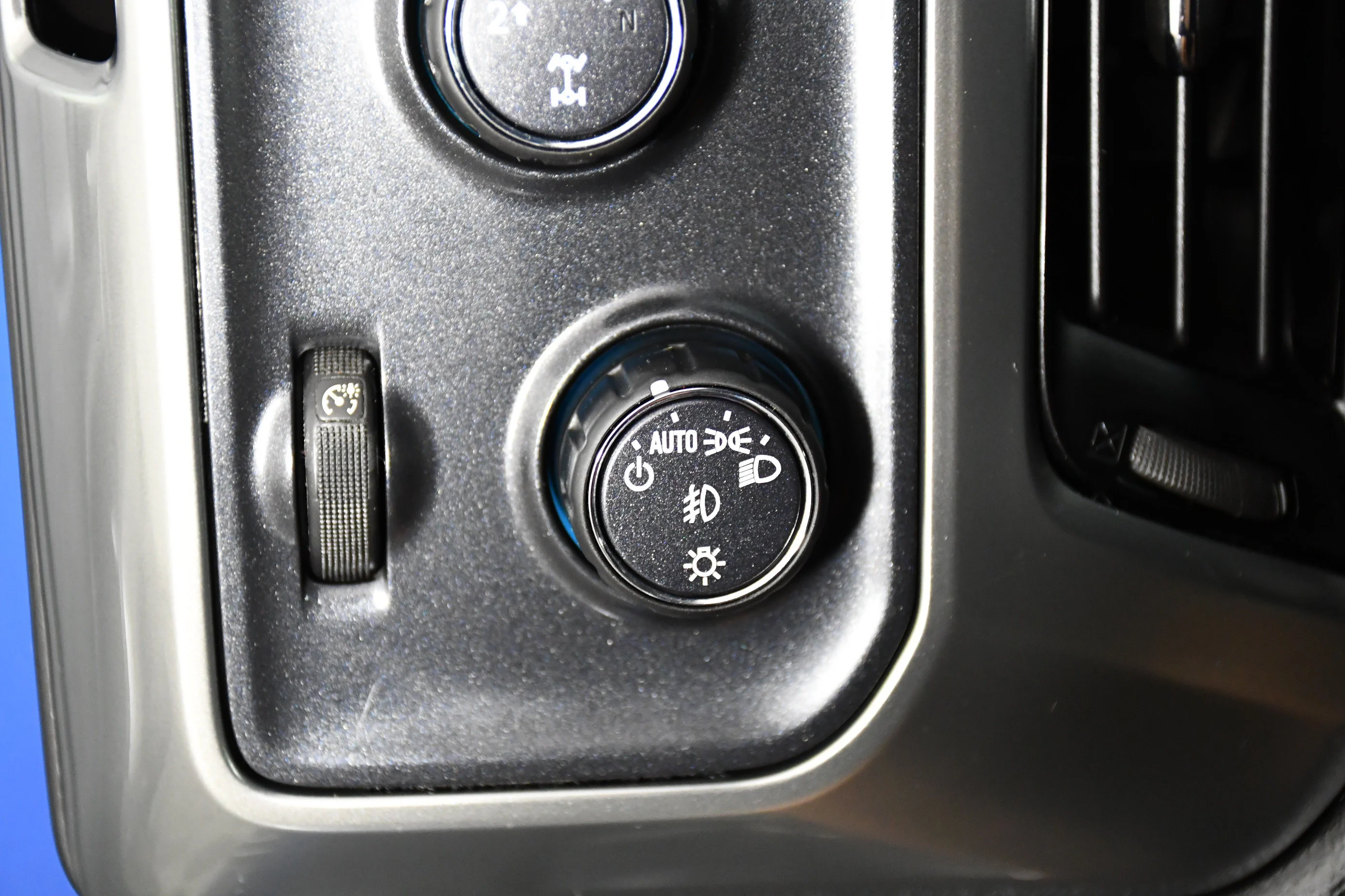 Used 2018 Deep Ocean Blue Metallic Chevrolet LT image 38