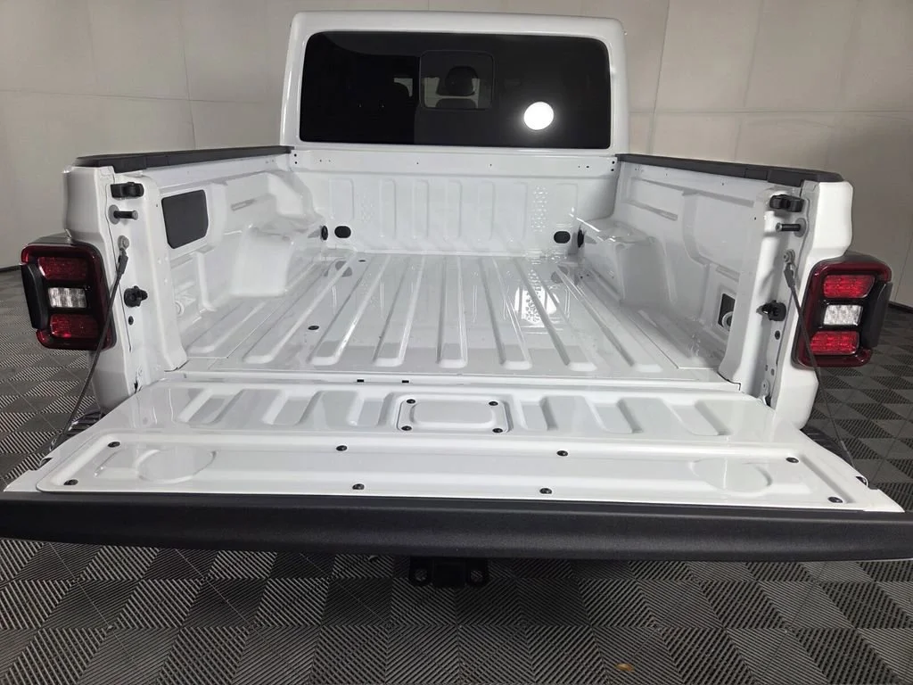 New 2026 Bright White Clear-Coat Exterior Paint Jeep Mojave X image 20