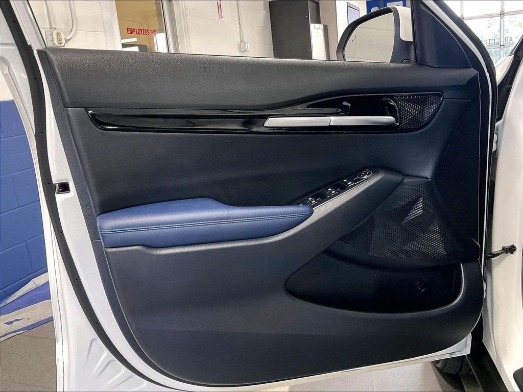 Used 2024 White Kia S image 9