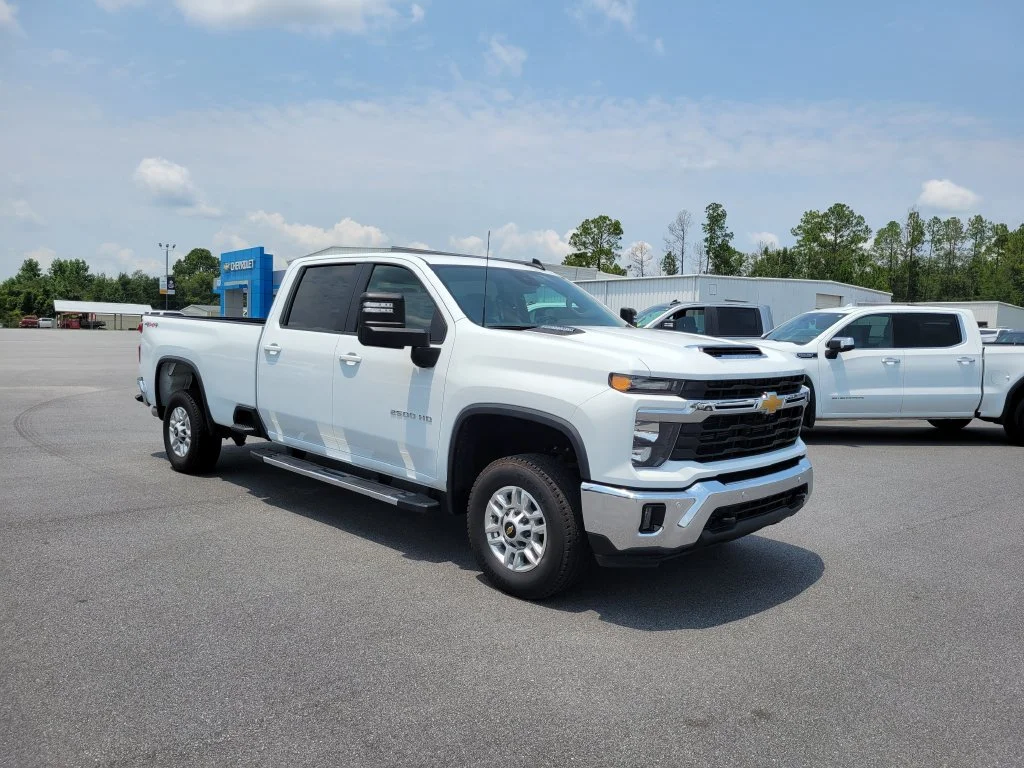 Used 2025 Summit White Chevrolet LT image 8