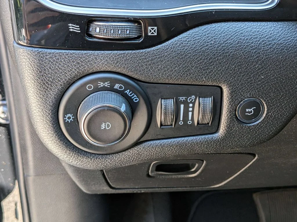 Used 2023 Black Jeep Altitude image 15