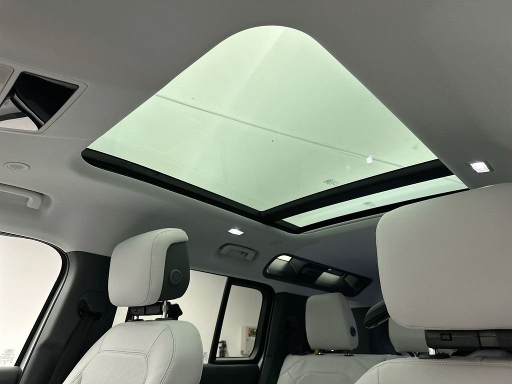 Used 2025 Fuji White Land Rover S image 11