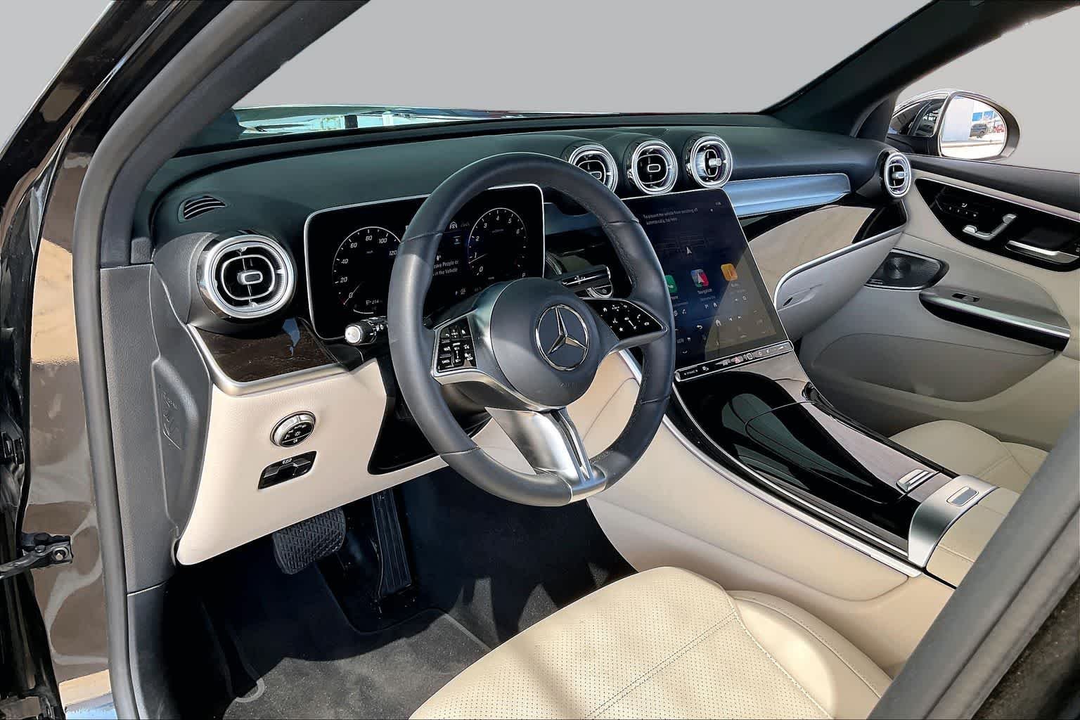 Used 2025 Obsidian Black Metallic Mercedes-Benz GLC 300 image 28