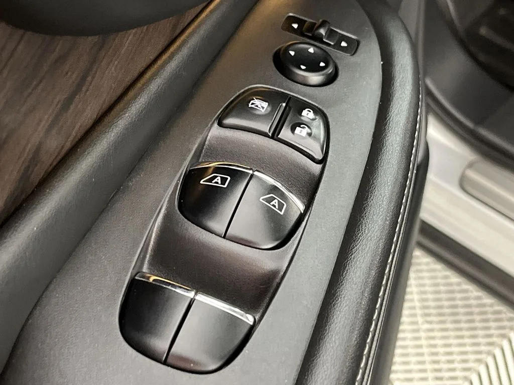 Used 2019 Silver Nissan Platinum image 13