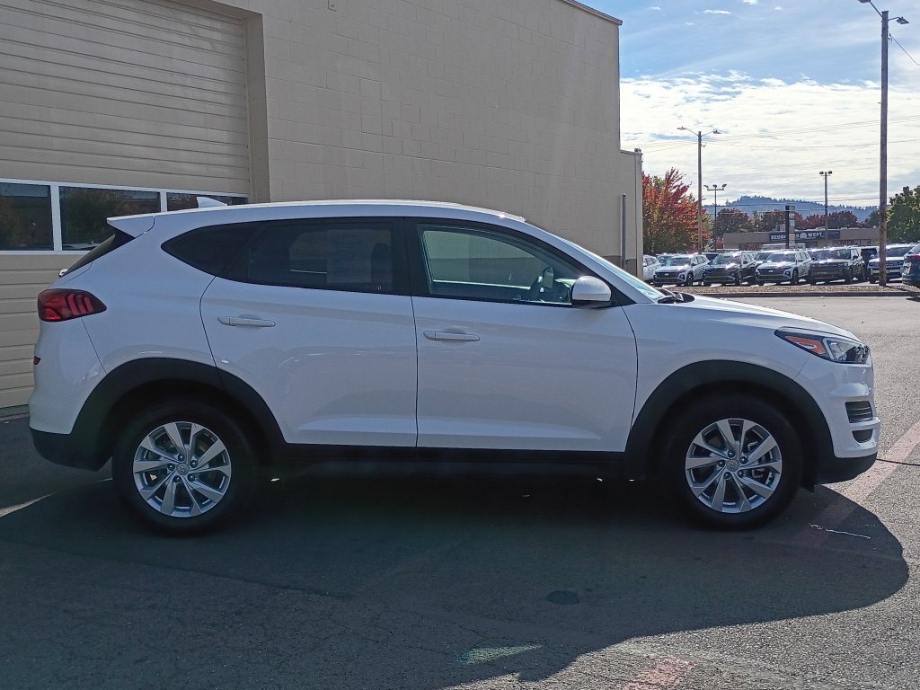 Used 2020 White Hyundai SE image 3