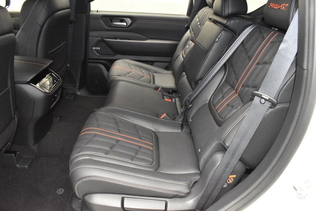 New 2026 Aspen White TriCoat / Super Black Two-tone Nissan PRO-4X® image 39