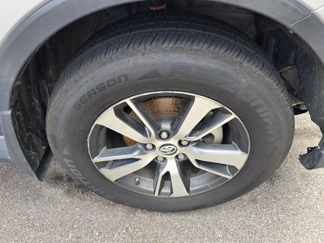Used 2017 Silver Toyota XLE image 3