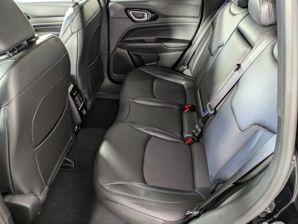 New 2026 Diamond Black Crystal Pearl-Coat Exterior Paint Jeep Latitude Altitude image 13