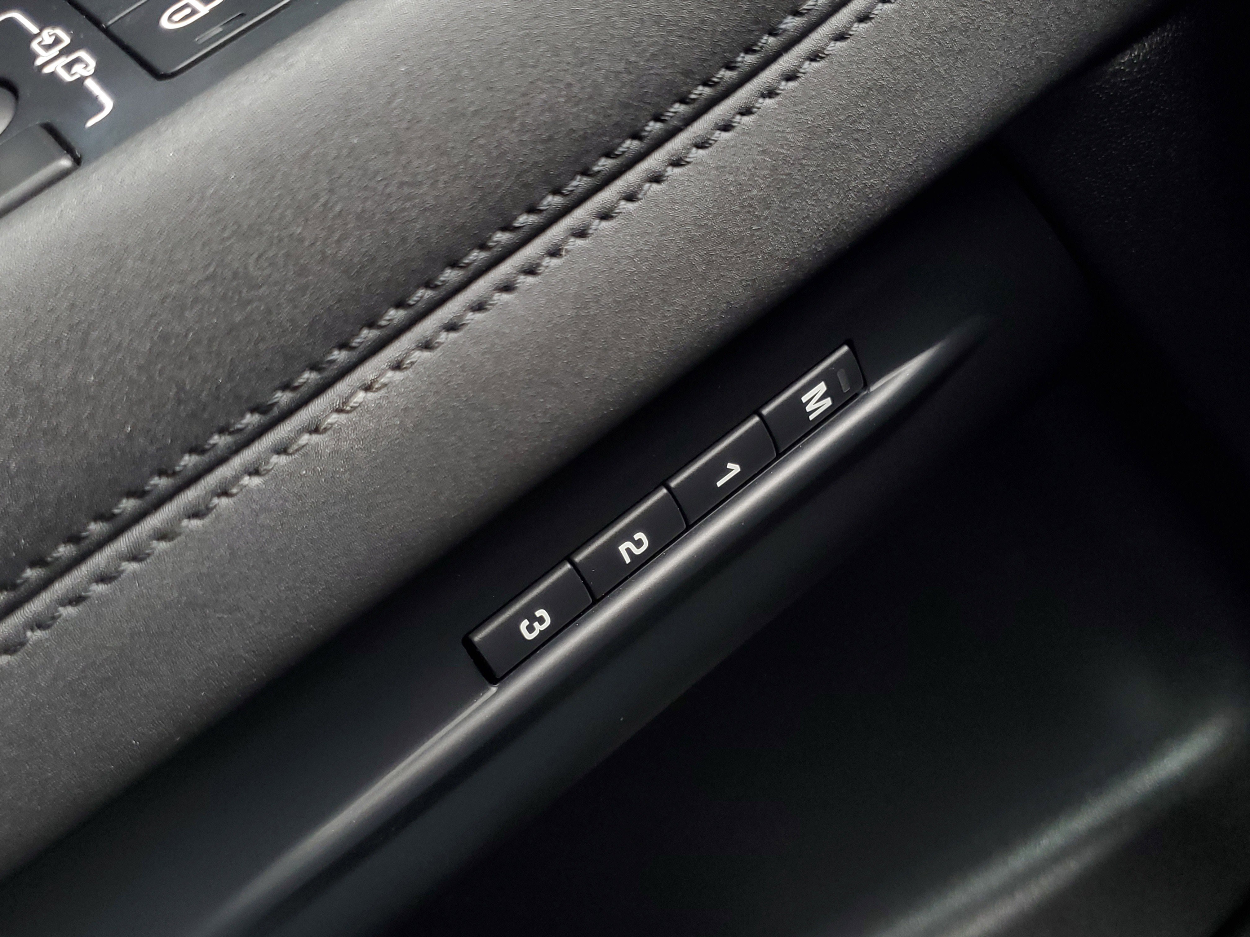 Used 2020 Black Land Rover S image 21